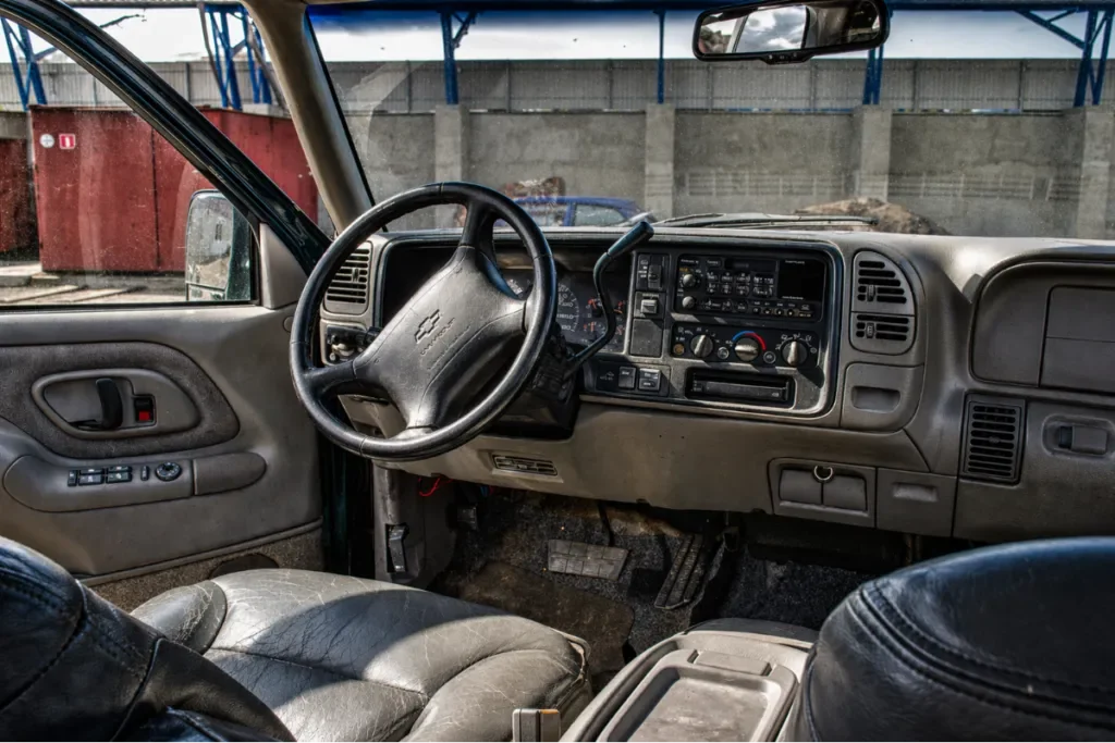 Белорус купил 30-летний Chevrolet Suburban — и его машина стала сниматься в сериалах