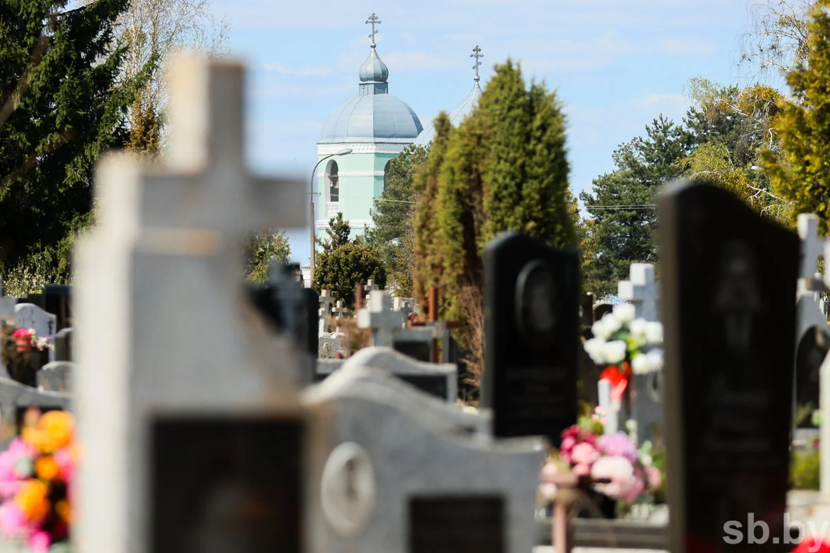 Радоница в Бресте: горожане пришли на кладбища помянуть близких — фоторепортаж