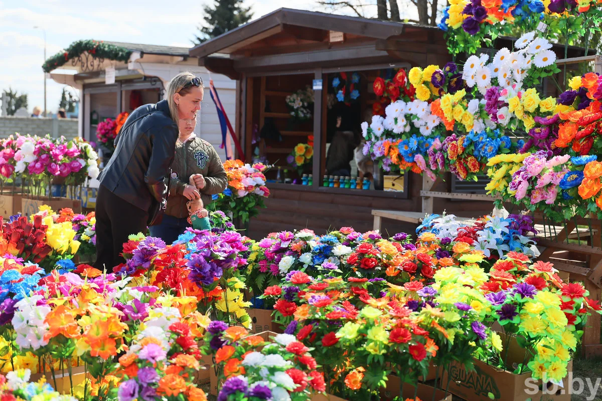 Радоница в Бресте: горожане пришли на кладбища помянуть близких — фоторепортаж