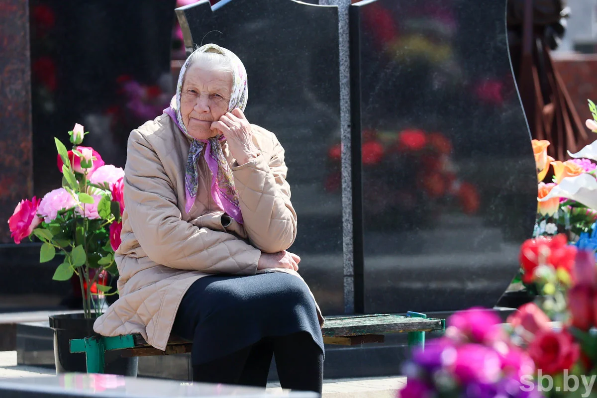 Радоница в Бресте: горожане пришли на кладбища помянуть близких — фоторепортаж