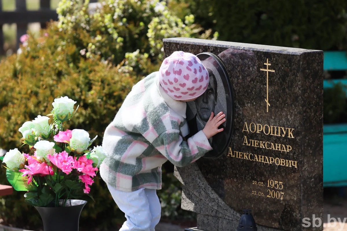 Радоница в Бресте: горожане пришли на кладбища помянуть близких — фоторепортаж