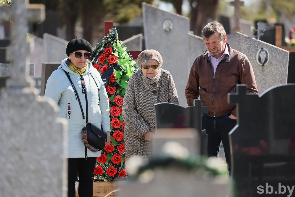 Радоница в Бресте: горожане пришли на кладбища помянуть близких — фоторепортаж