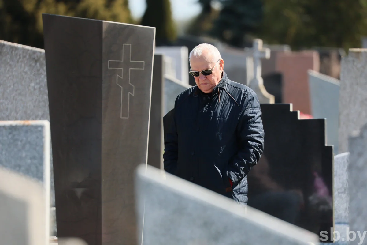 Радоница в Бресте: горожане пришли на кладбища помянуть близких — фоторепортаж