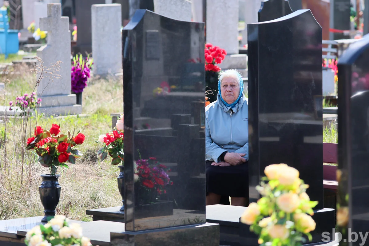 Радоница в Бресте: горожане пришли на кладбища помянуть близких — фоторепортаж
