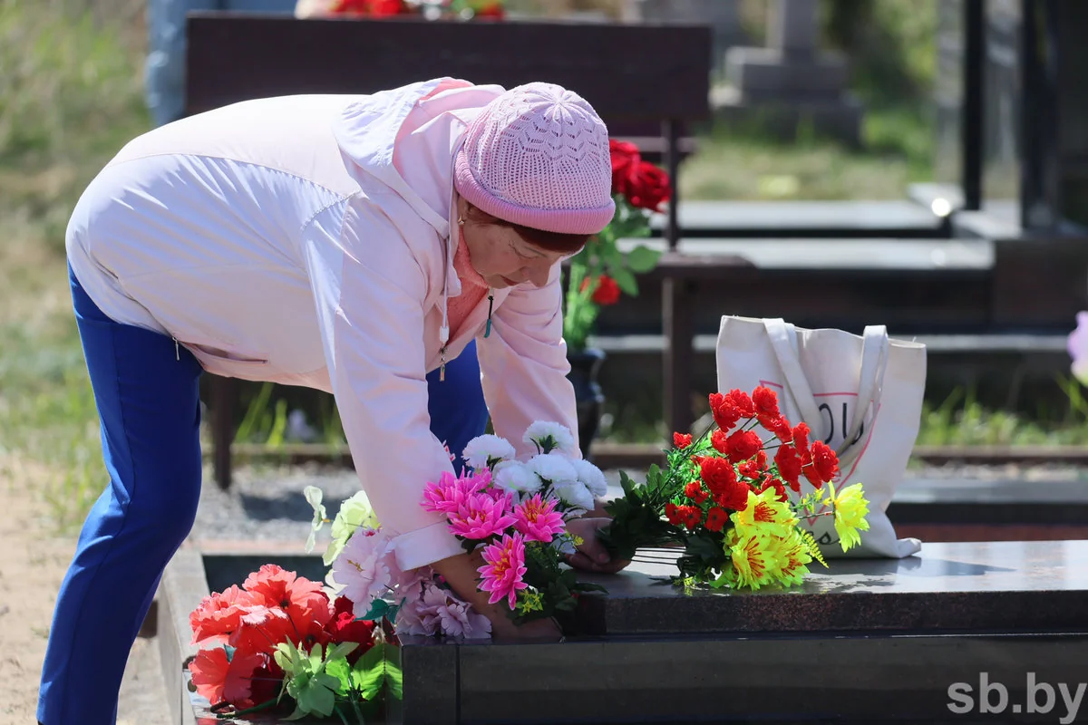 Радоница в Бресте: горожане пришли на кладбища помянуть близких — фоторепортаж