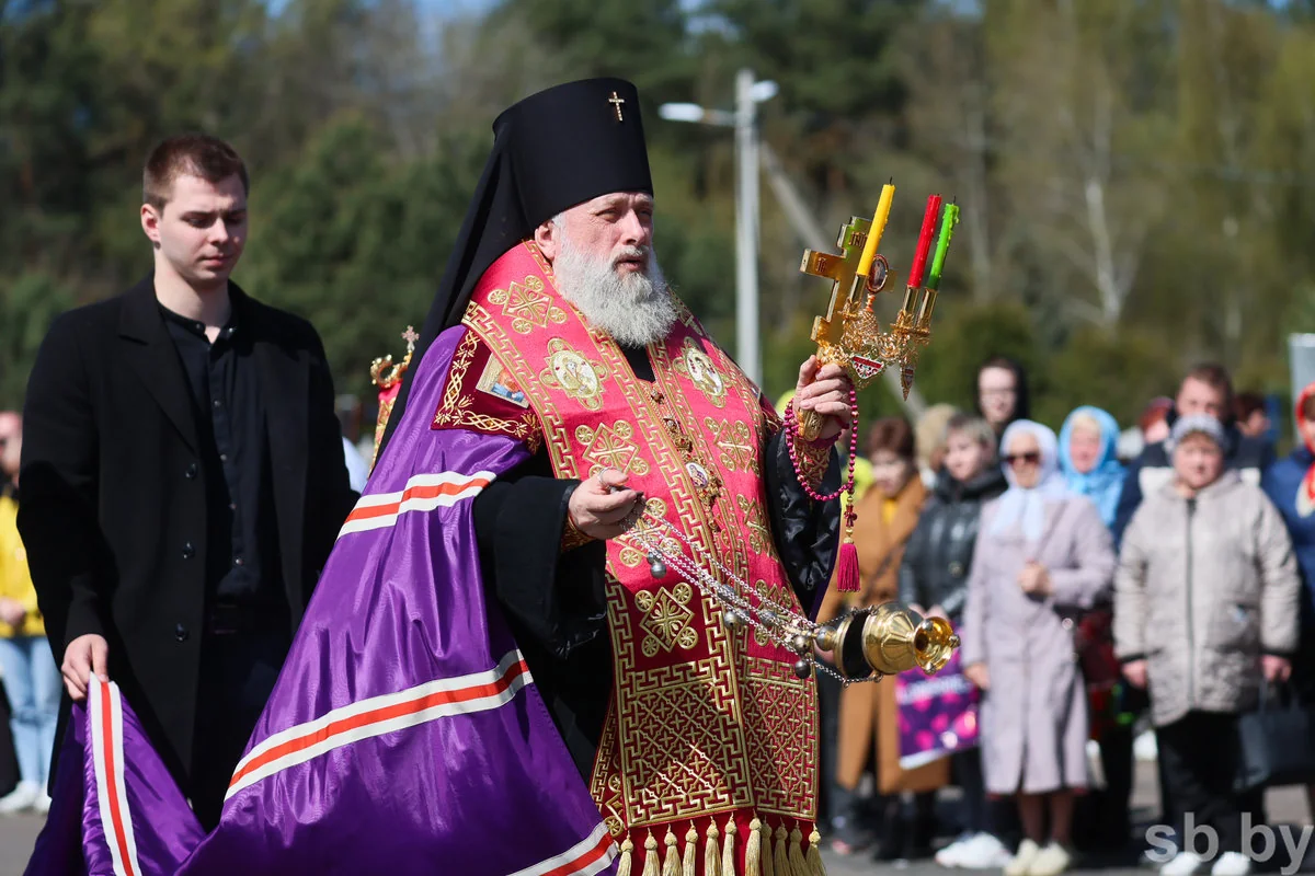 Радоница в Бресте: горожане пришли на кладбища помянуть близких — фоторепортаж