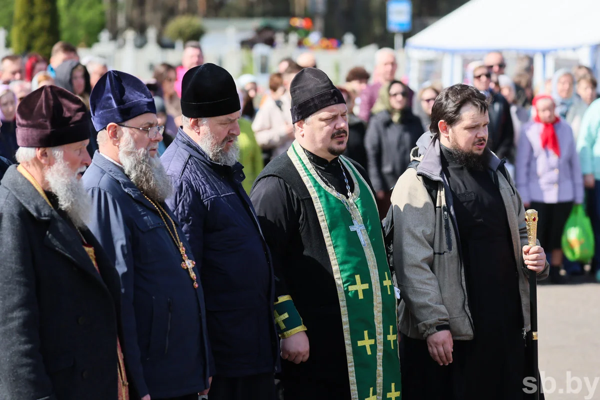 Радоница в Бресте: горожане пришли на кладбища помянуть близких — фоторепортаж