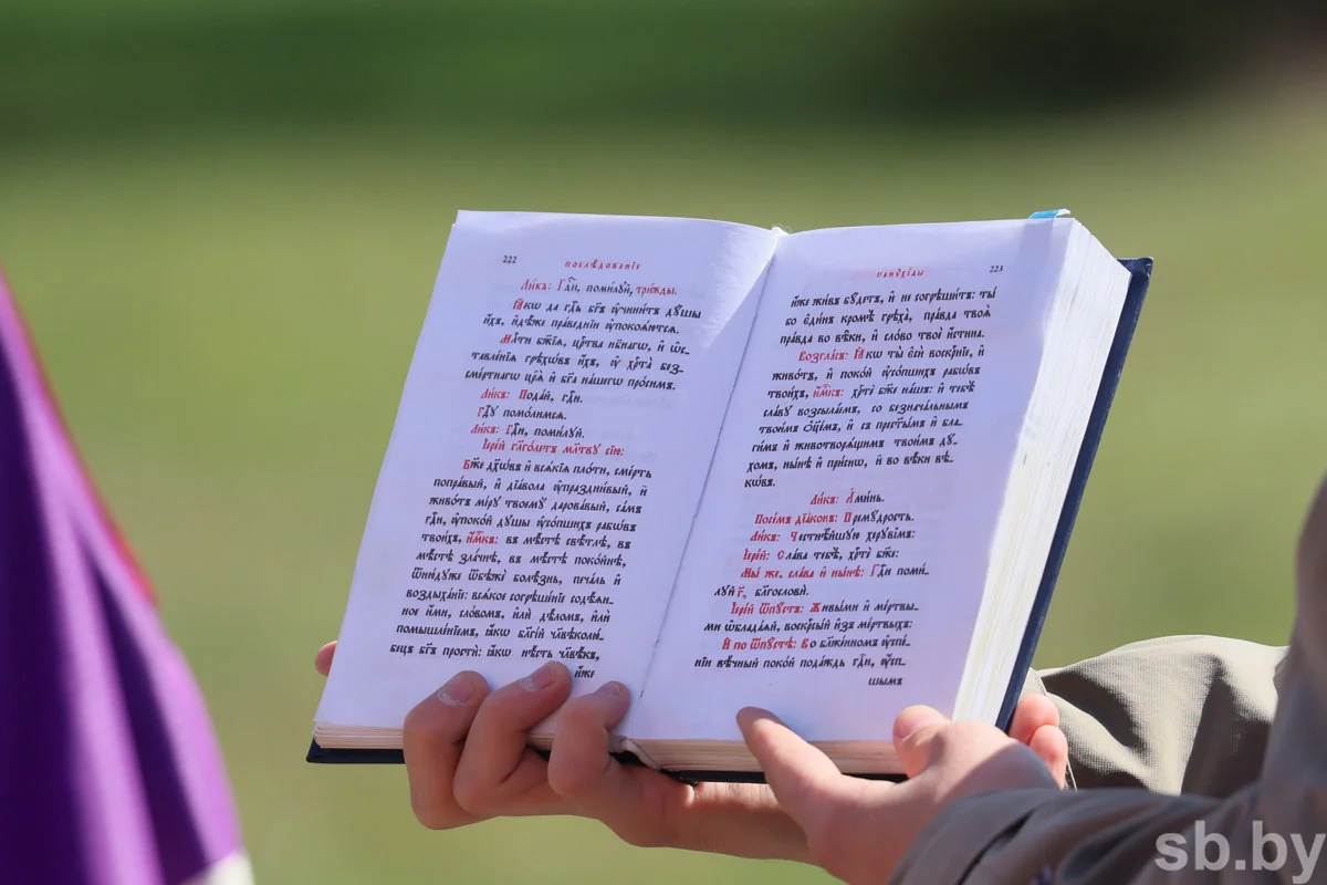 Радоница в Бресте: горожане пришли на кладбища помянуть близких — фоторепортаж