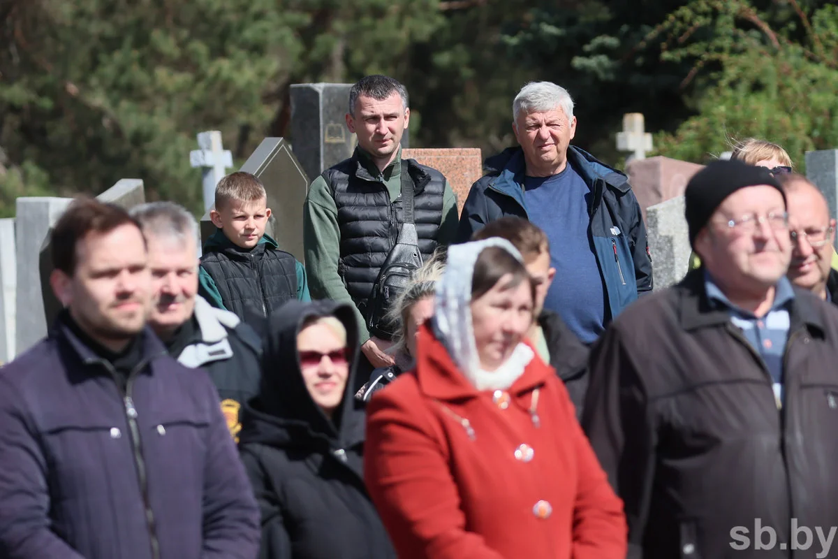 Радоница в Бресте: горожане пришли на кладбища помянуть близких — фоторепортаж