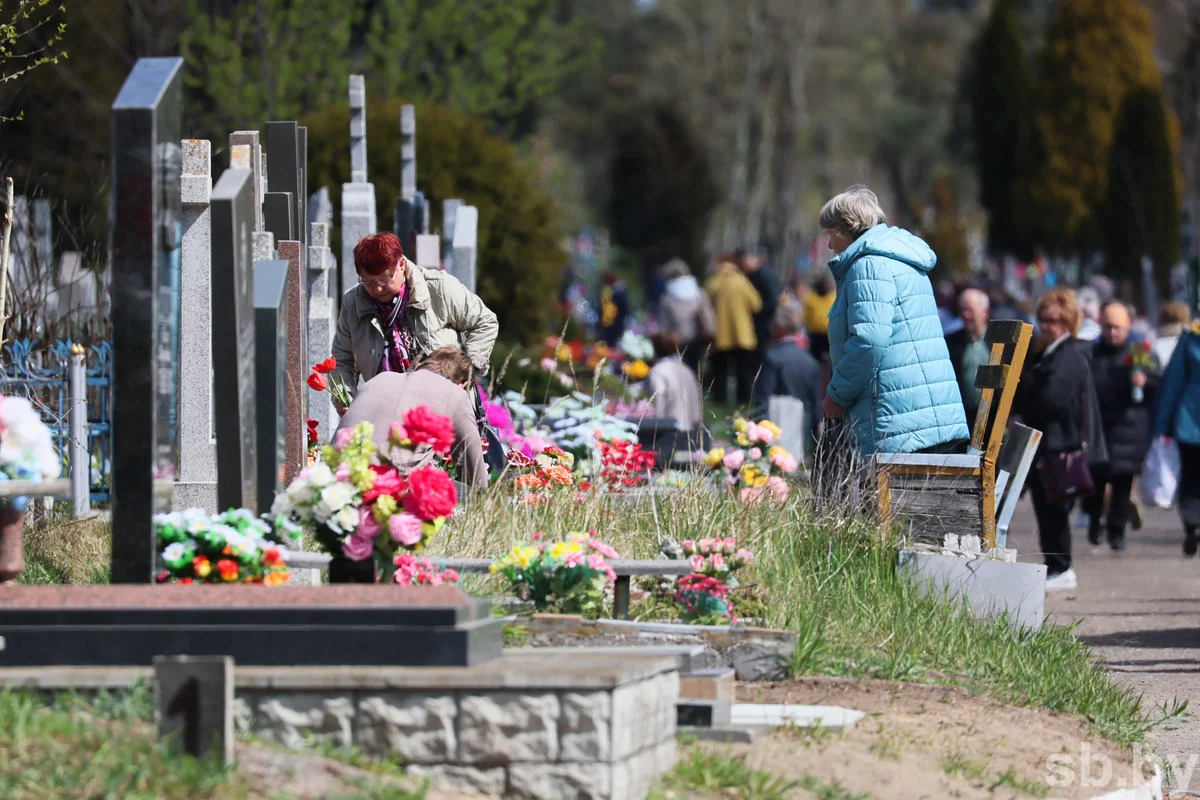 Радоница в Бресте: горожане пришли на кладбища помянуть близких — фоторепортаж