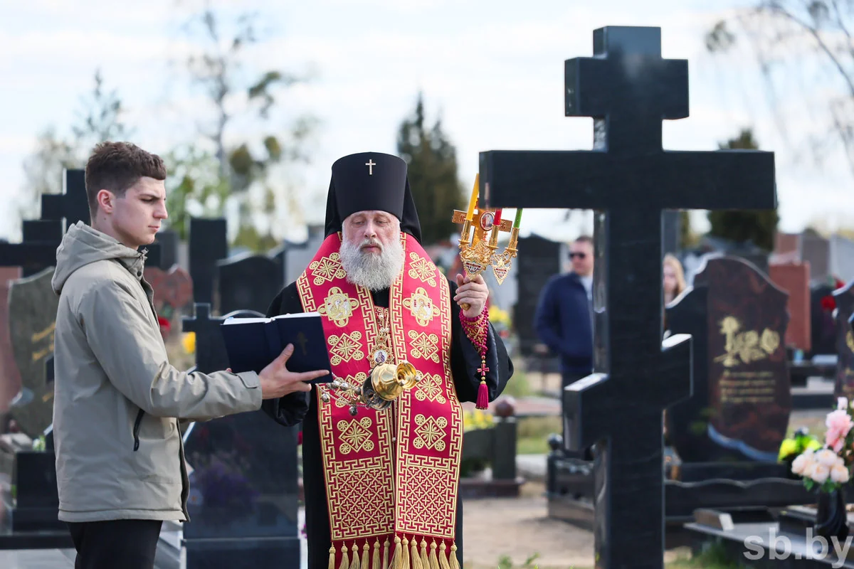 Радоница в Бресте: горожане пришли на кладбища помянуть близких — фоторепортаж