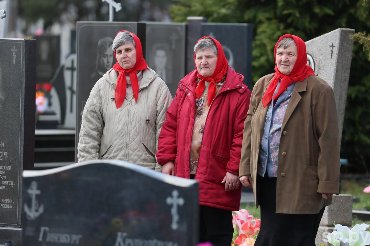Радоница в Бресте: горожане пришли на кладбища помянуть близких — фоторепортаж