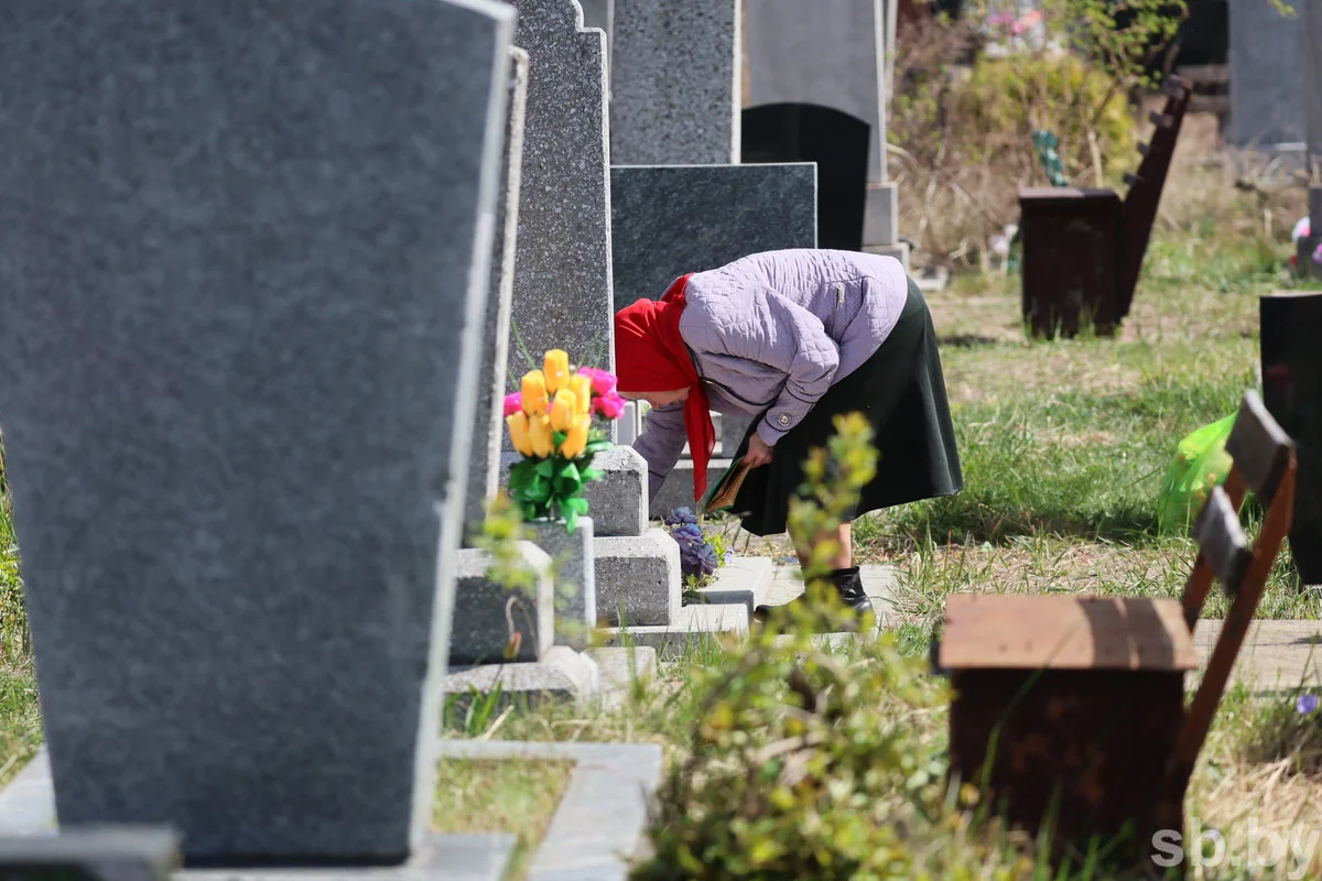 Радоница в Бресте: горожане пришли на кладбища помянуть близких — фоторепортаж