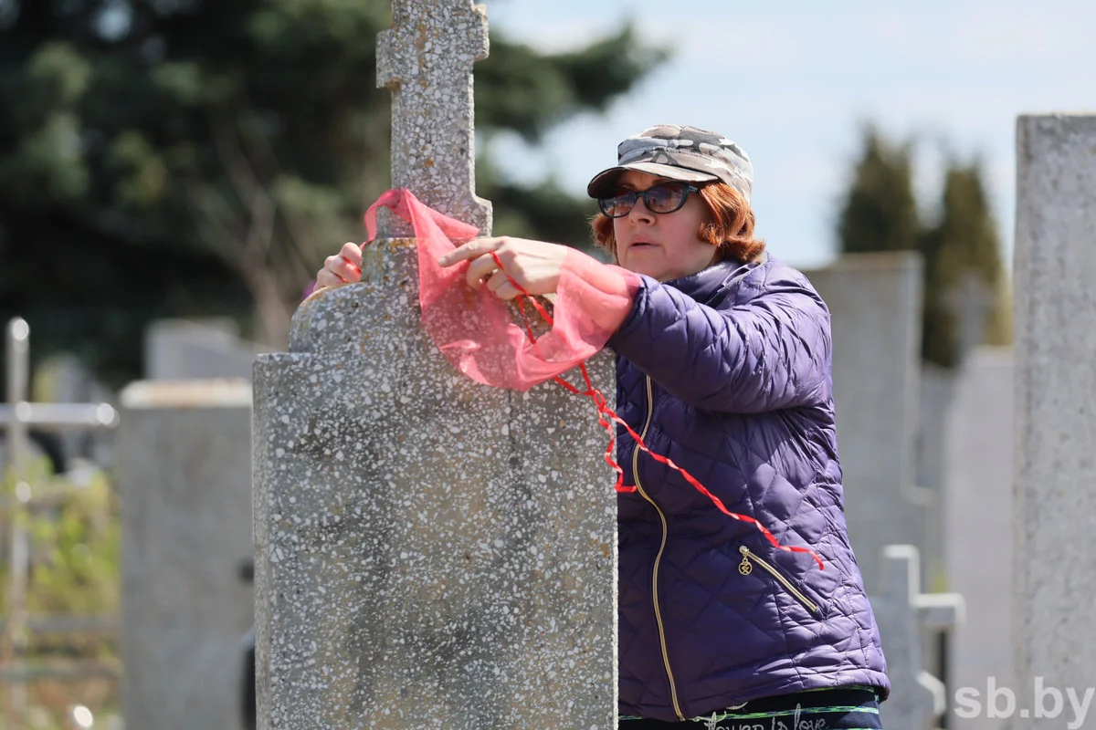 Радоница в Бресте: горожане пришли на кладбища помянуть близких — фоторепортаж