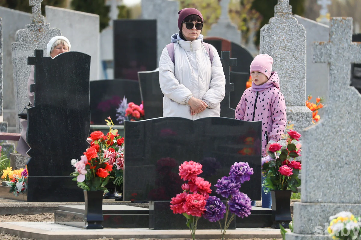 Радоница в Бресте: горожане пришли на кладбища помянуть близких — фоторепортаж