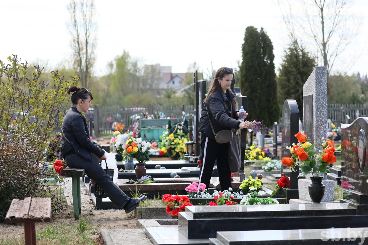 Радоница в Бресте: горожане пришли на кладбища помянуть близких — фоторепортаж