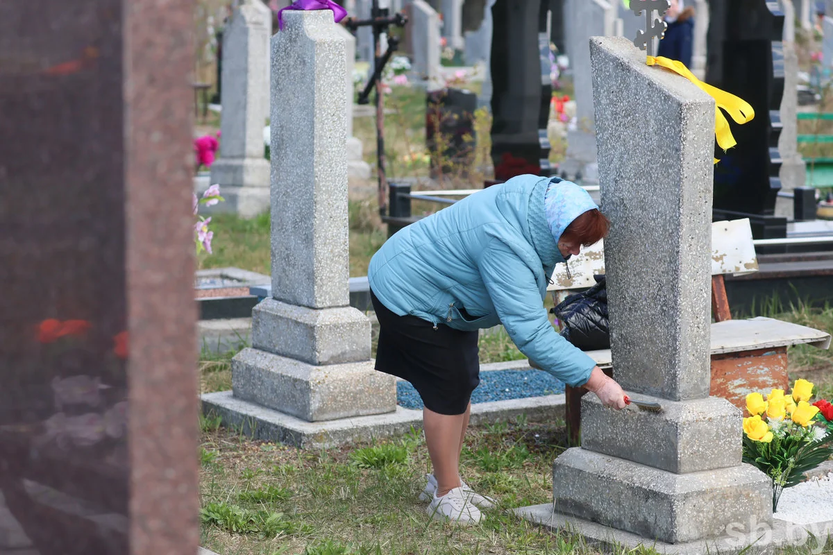 Радоница в Бресте: горожане пришли на кладбища помянуть близких — фоторепортаж