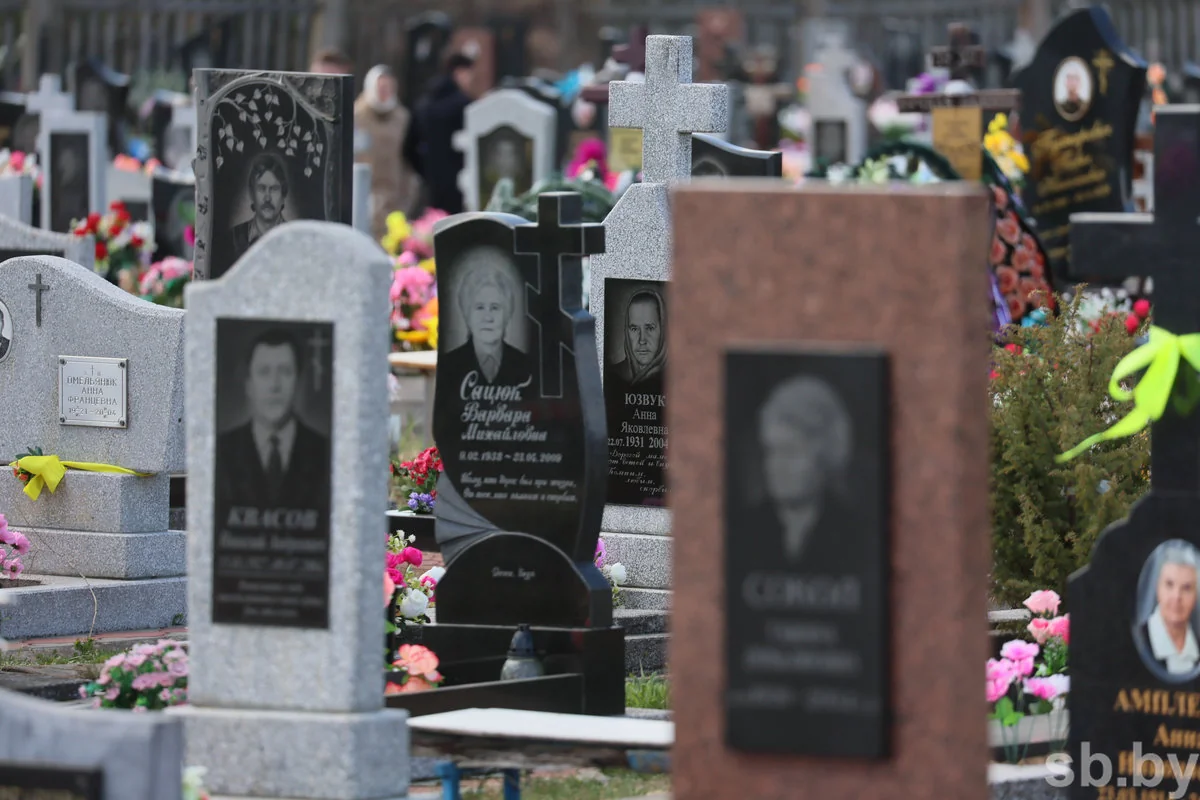 Радоница в Бресте: горожане пришли на кладбища помянуть близких — фоторепортаж