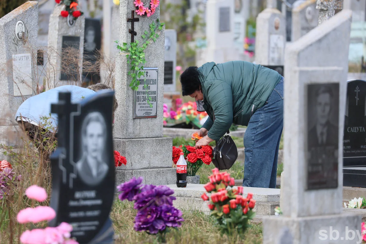 Радоница в Бресте: горожане пришли на кладбища помянуть близких — фоторепортаж