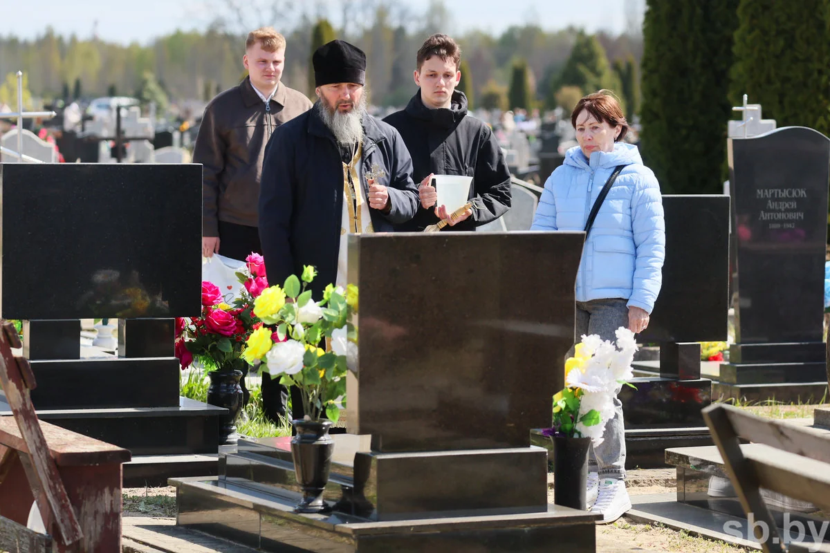 Радоница в Бресте: горожане пришли на кладбища помянуть близких — фоторепортаж