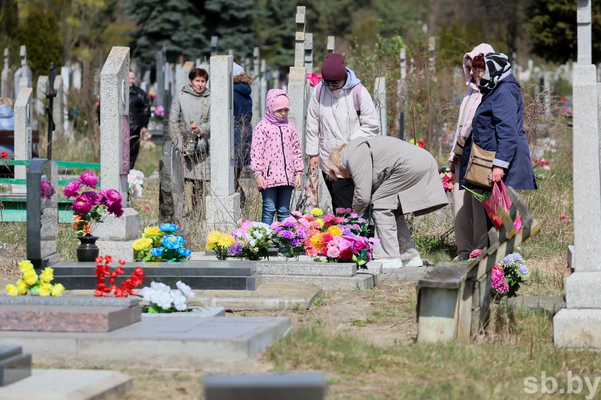 Радоница в Бресте: горожане пришли на кладбища помянуть близких — фоторепортаж
