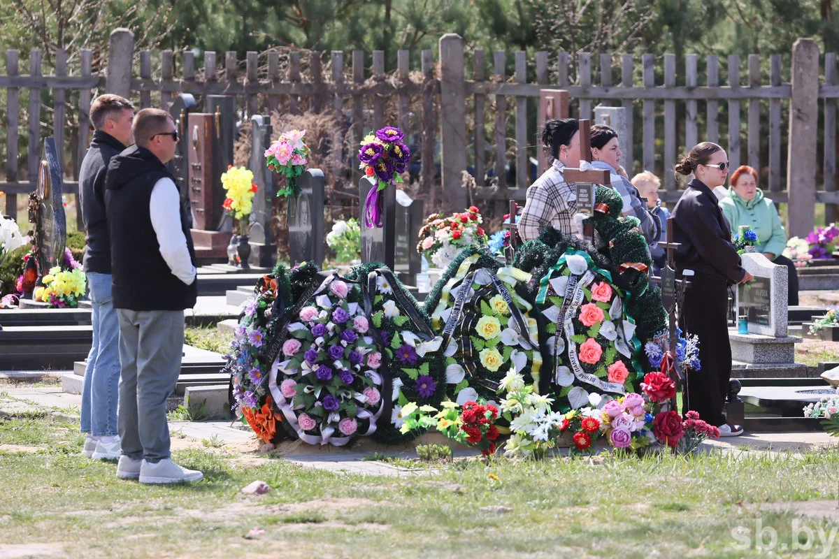 Радоница в Бресте: горожане пришли на кладбища помянуть близких — фоторепортаж