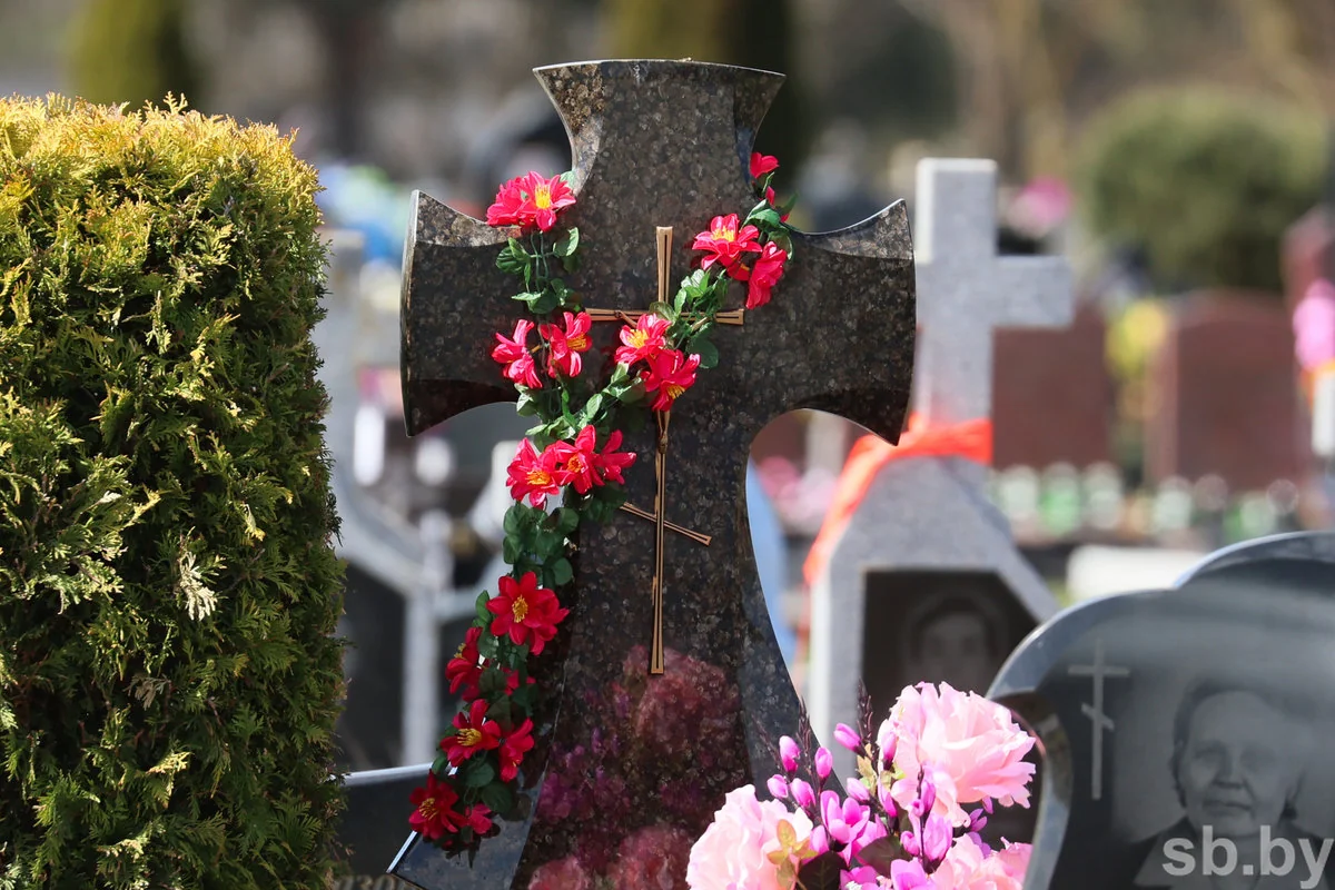 Радоница в Бресте: горожане пришли на кладбища помянуть близких — фоторепортаж