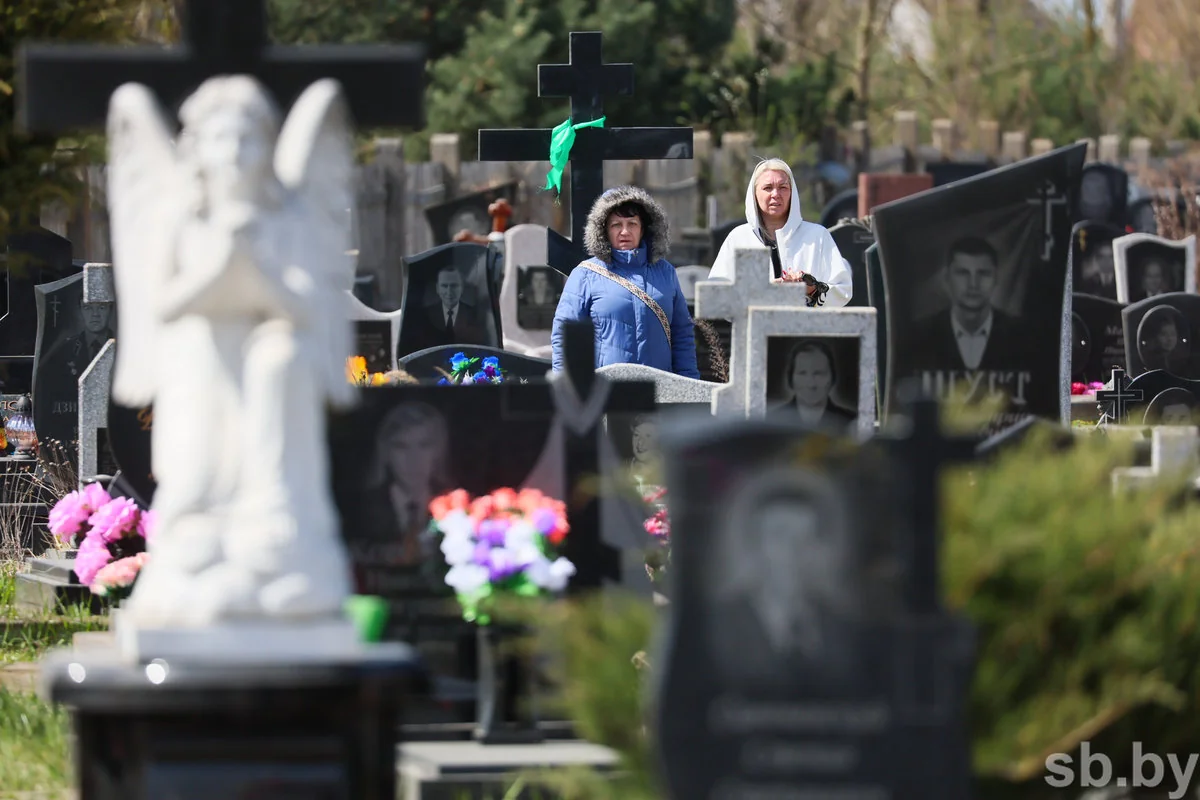 Радоница в Бресте: горожане пришли на кладбища помянуть близких — фоторепортаж