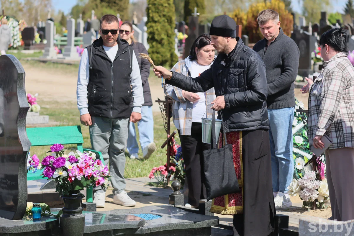 Радоница в Бресте: горожане пришли на кладбища помянуть близких — фоторепортаж