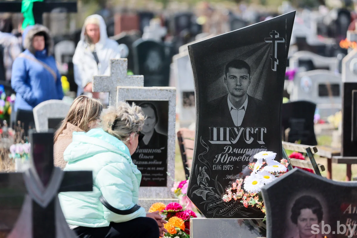 Радоница в Бресте: горожане пришли на кладбища помянуть близких — фоторепортаж