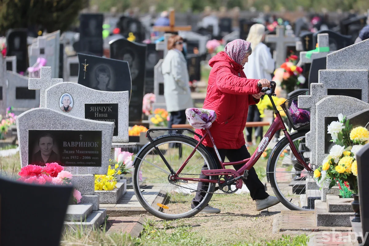 Радоница в Бресте: горожане пришли на кладбища помянуть близких — фоторепортаж