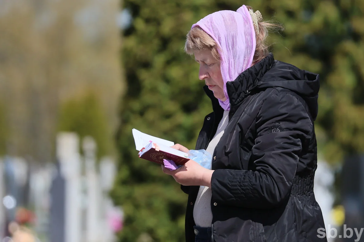 Радоница в Бресте: горожане пришли на кладбища помянуть близких — фоторепортаж