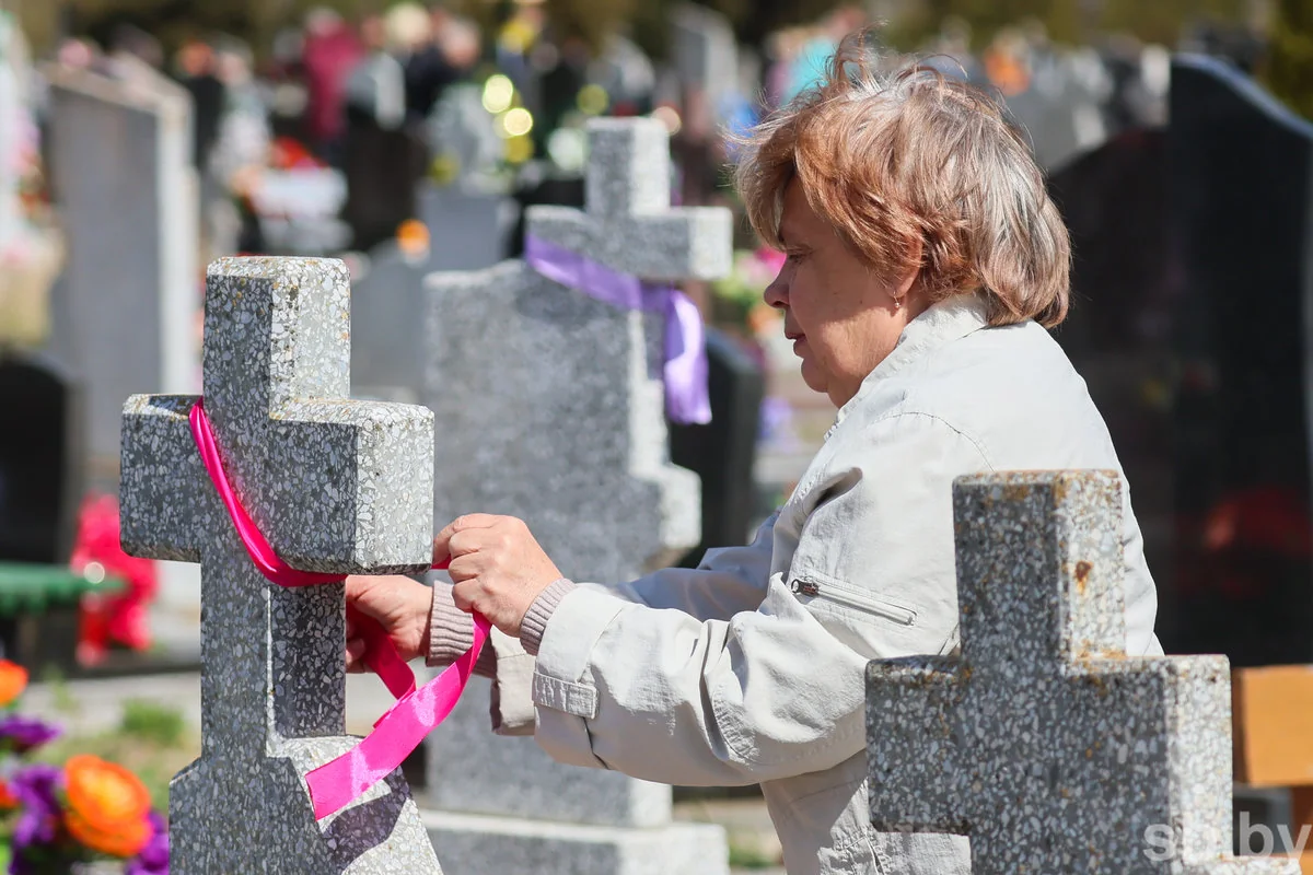 Радоница в Бресте: горожане пришли на кладбища помянуть близких — фоторепортаж