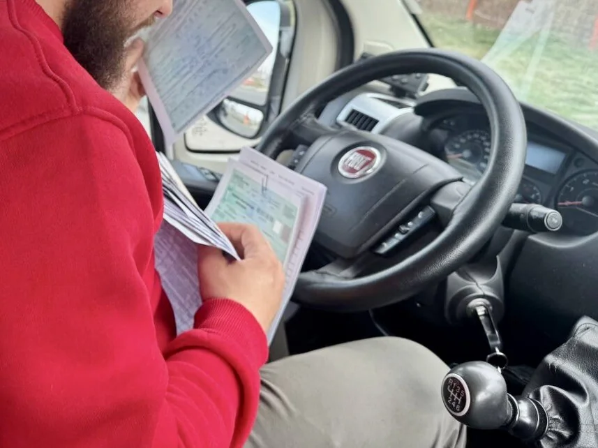 Водитель фургона рассказал, сколько получает и за что платит из своего кармана