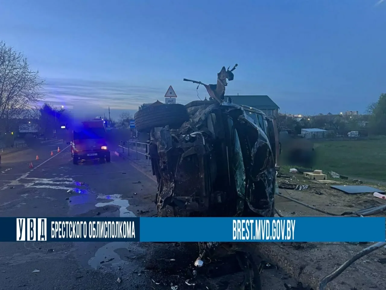 BMW снёс ограждение и лёг на бок в Пинске — обошлось без жертв