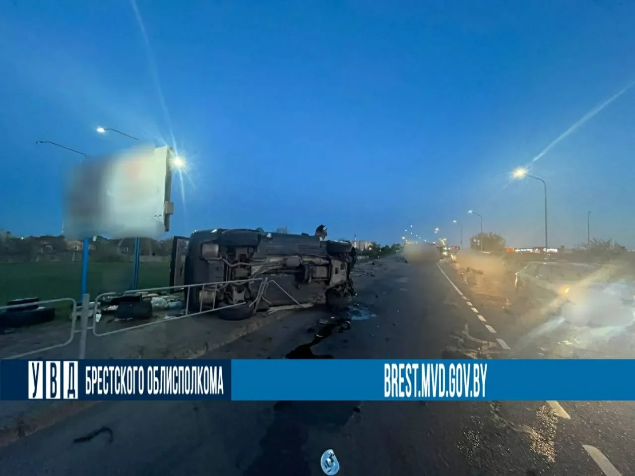 BMW снёс ограждение и лёг на бок в Пинске — обошлось без жертв