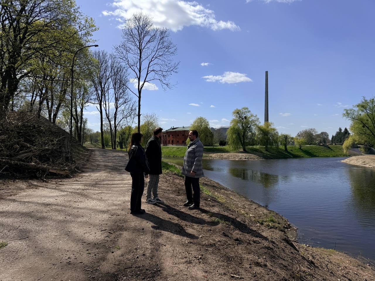 В Брестской крепости удаляют растения — но это не просто вырубка. Вот что происходит на самом деле