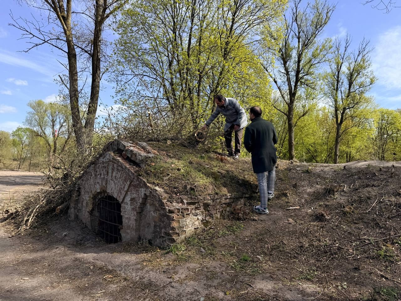 В Брестской крепости удаляют растения — но это не просто вырубка. Вот что происходит на самом деле