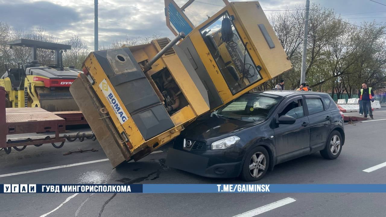 Необычное ДТП в Минске: каток рухнул на легковушку — есть видео