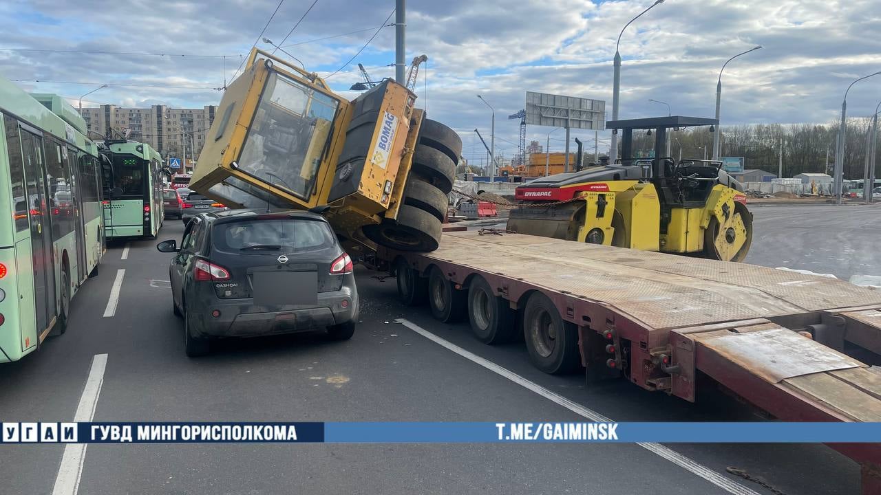 Необычное ДТП в Минске: каток рухнул на легковушку — есть видео
