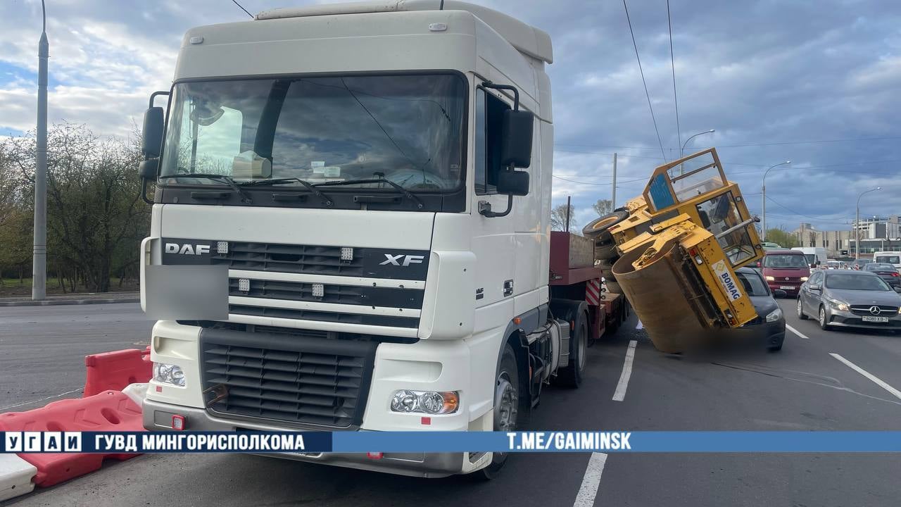 Необычное ДТП в Минске: каток рухнул на легковушку — есть видео