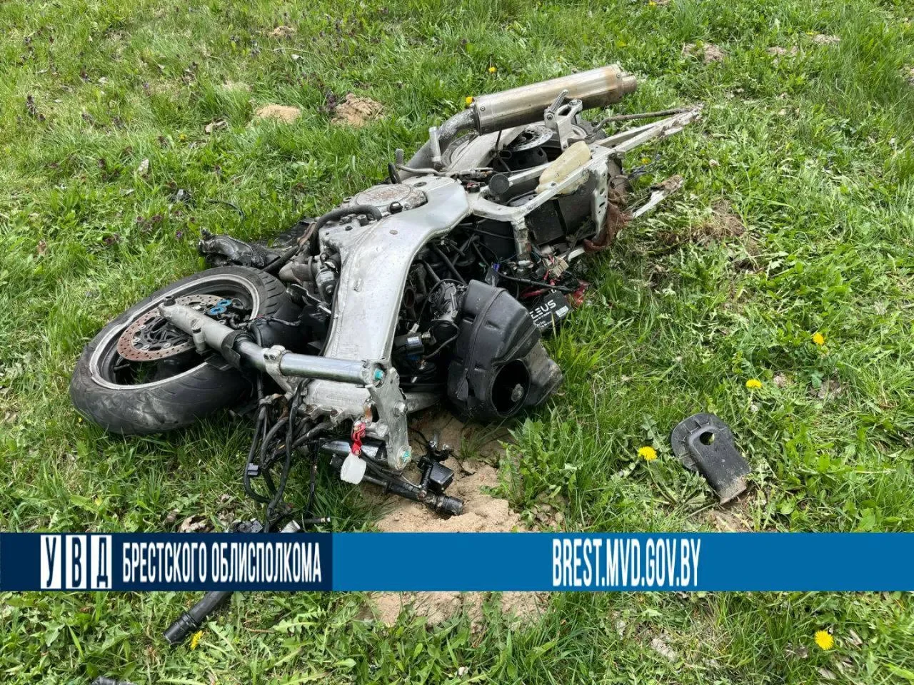 Мотоциклист шёл на обгон — водитель повернул: подробности аварии в Березе