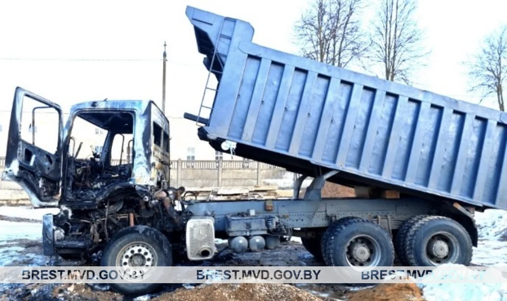 В Барановичах Mercedes сгорел в автомастерской во время ремонта — ущерб почти 95 тысяч рублей