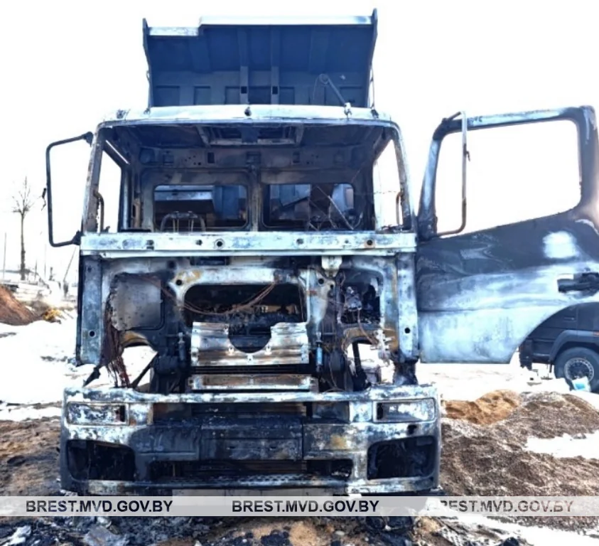 В Барановичах Mercedes сгорел в автомастерской во время ремонта — ущерб почти 95 тысяч рублей