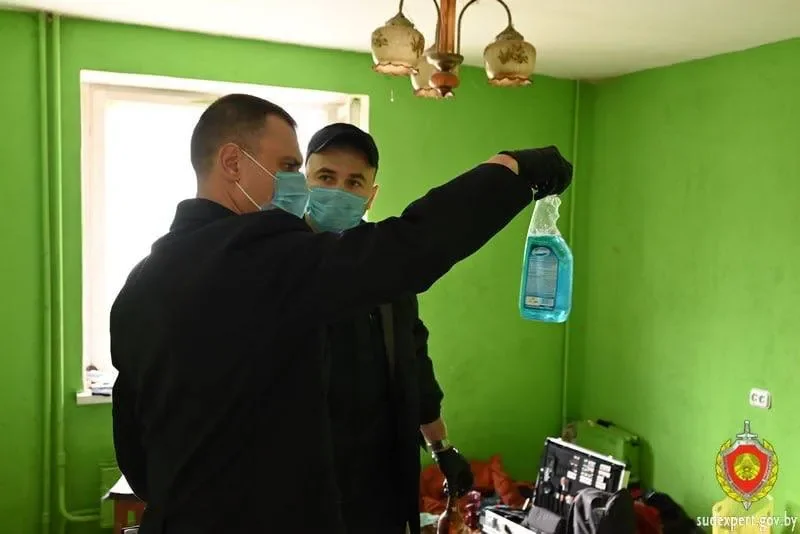 В Гомеле открыли дверь в квартиру — и обнаружили троих мёртвых