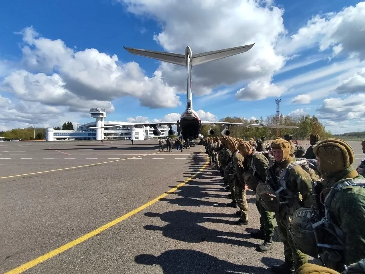 Брестские десантники прыгнули с парашютом — вот как это выглядело