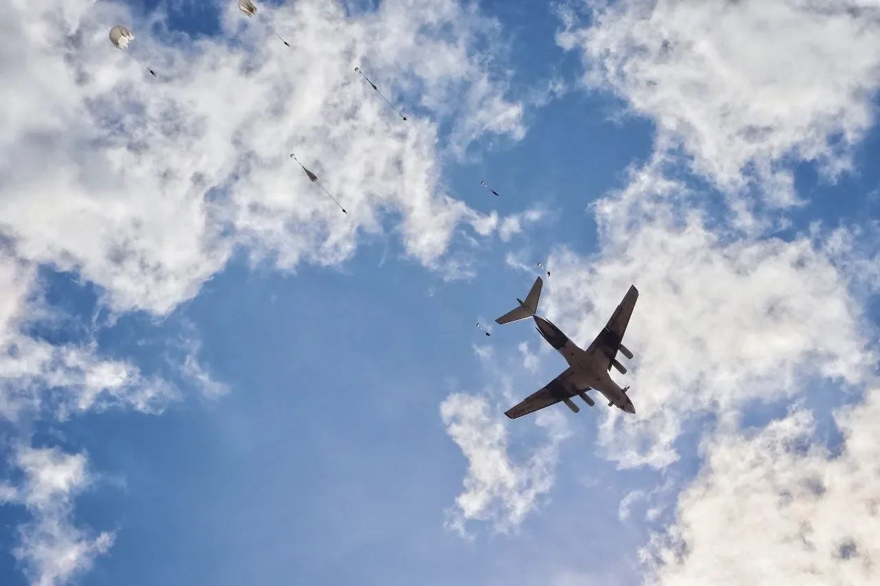 Брестские десантники прыгнули с парашютом — вот как это выглядело