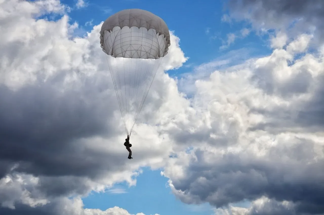 Брестские десантники прыгнули с парашютом — вот как это выглядело