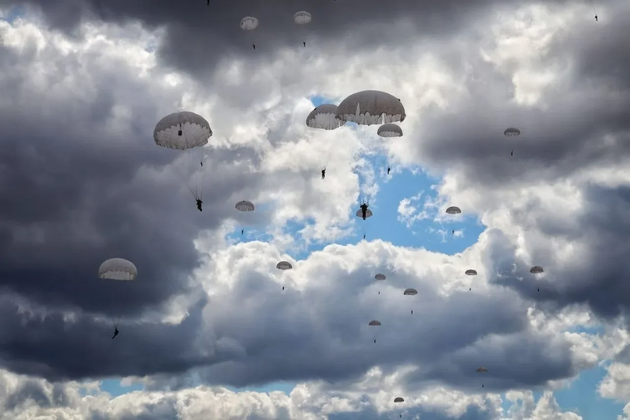 Брестские десантники прыгнули с парашютом — вот как это выглядело