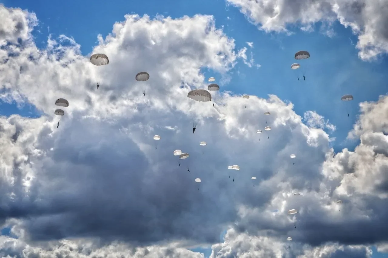 Брестские десантники прыгнули с парашютом — вот как это выглядело